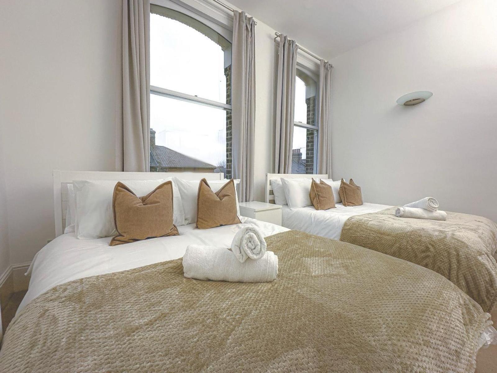3 Bed, 2 Bath With Terrace & Local Entertainment * London