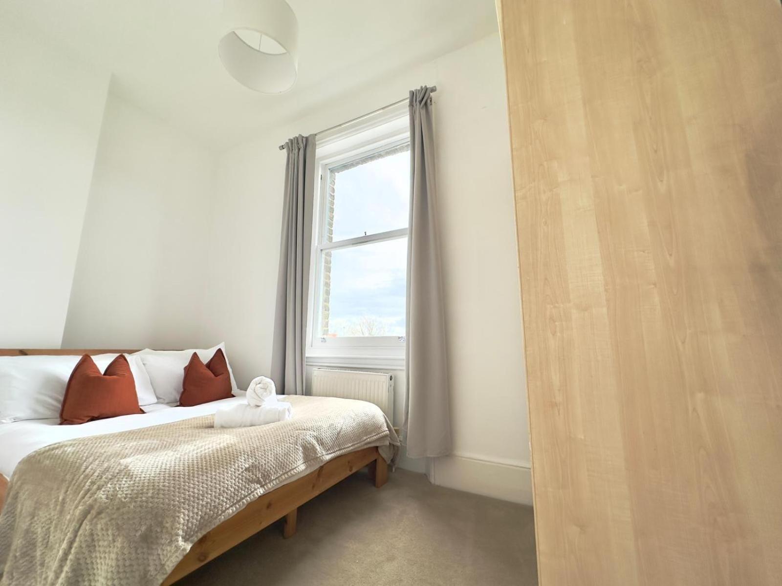 3 Bed, 2 Bath With Terrace & Local Entertainment Apartment London