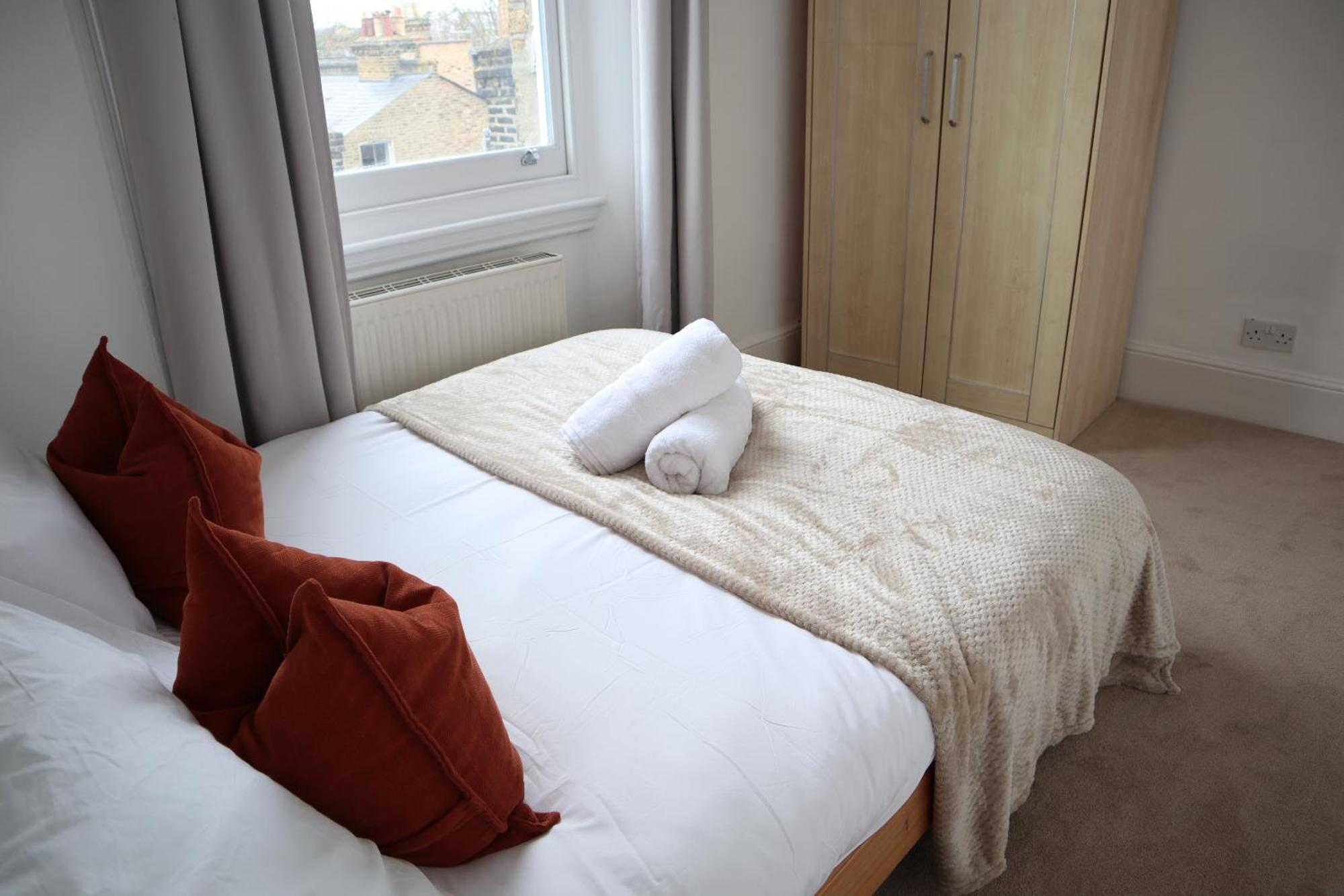 3 Bed, 2 Bath With Terrace & Local Entertainment Apartment *