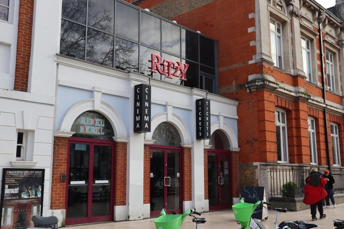 3 Bed, 2 Bath With Terrace & Local Entertainment Apartment
