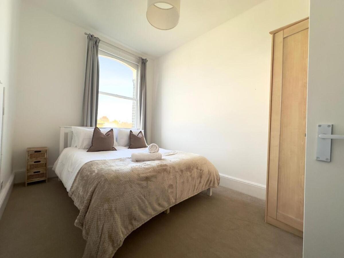 Apartment 3 Bed, 2 Bath With Terrace & Local Entertainment London