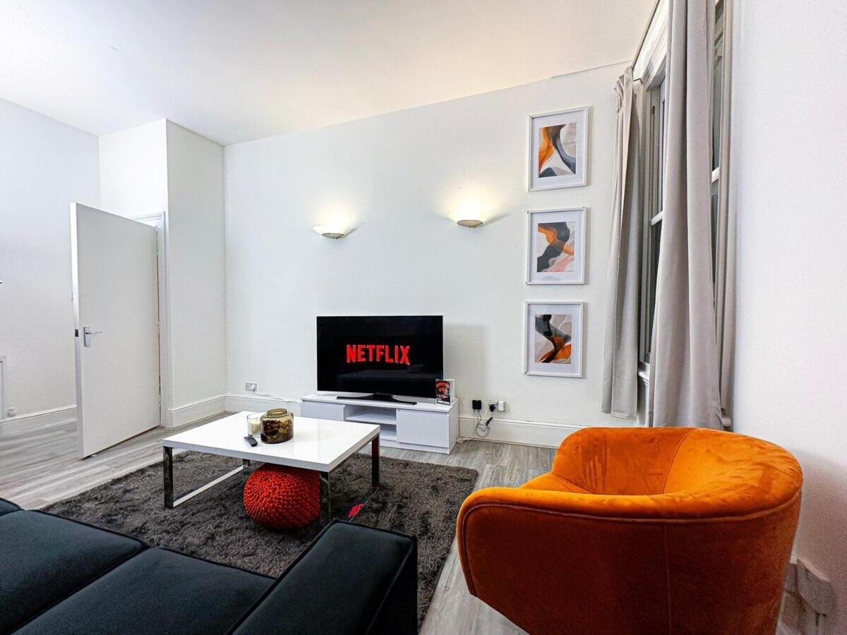 3 Bed, 2 Bath With Terrace & Local Entertainment Apartment