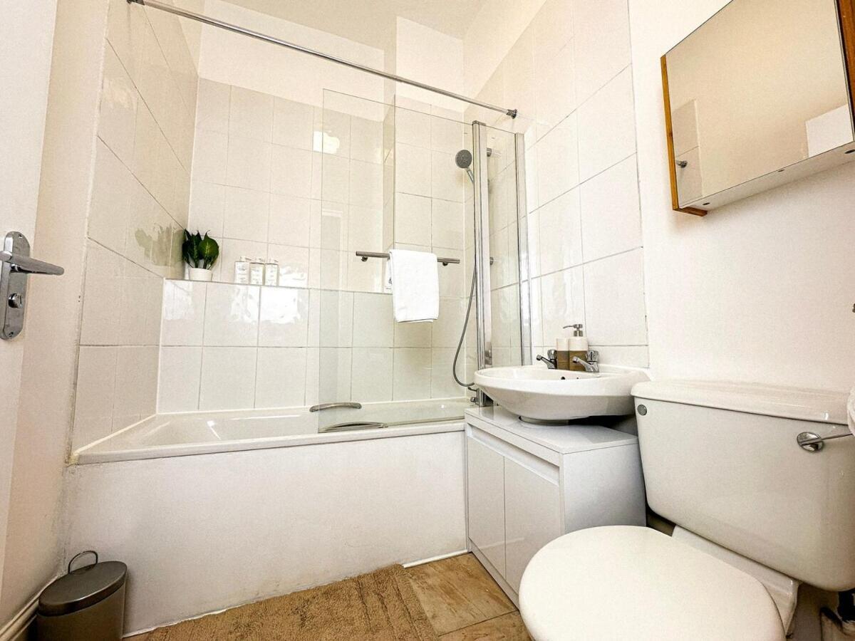 3 Bed, 2 Bath With Terrace & Local Entertainment Apartment