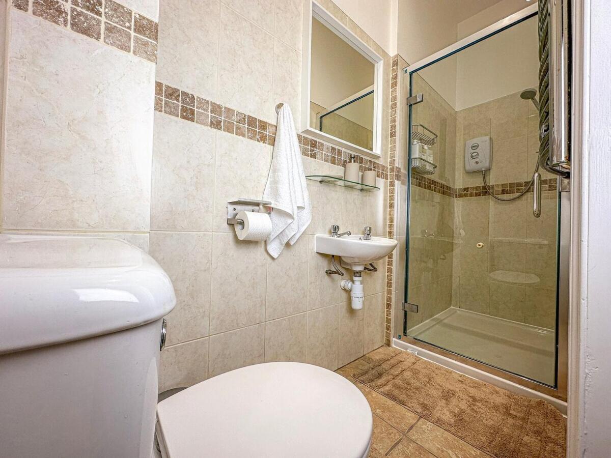 3 Bed, 2 Bath With Terrace & Local Entertainment