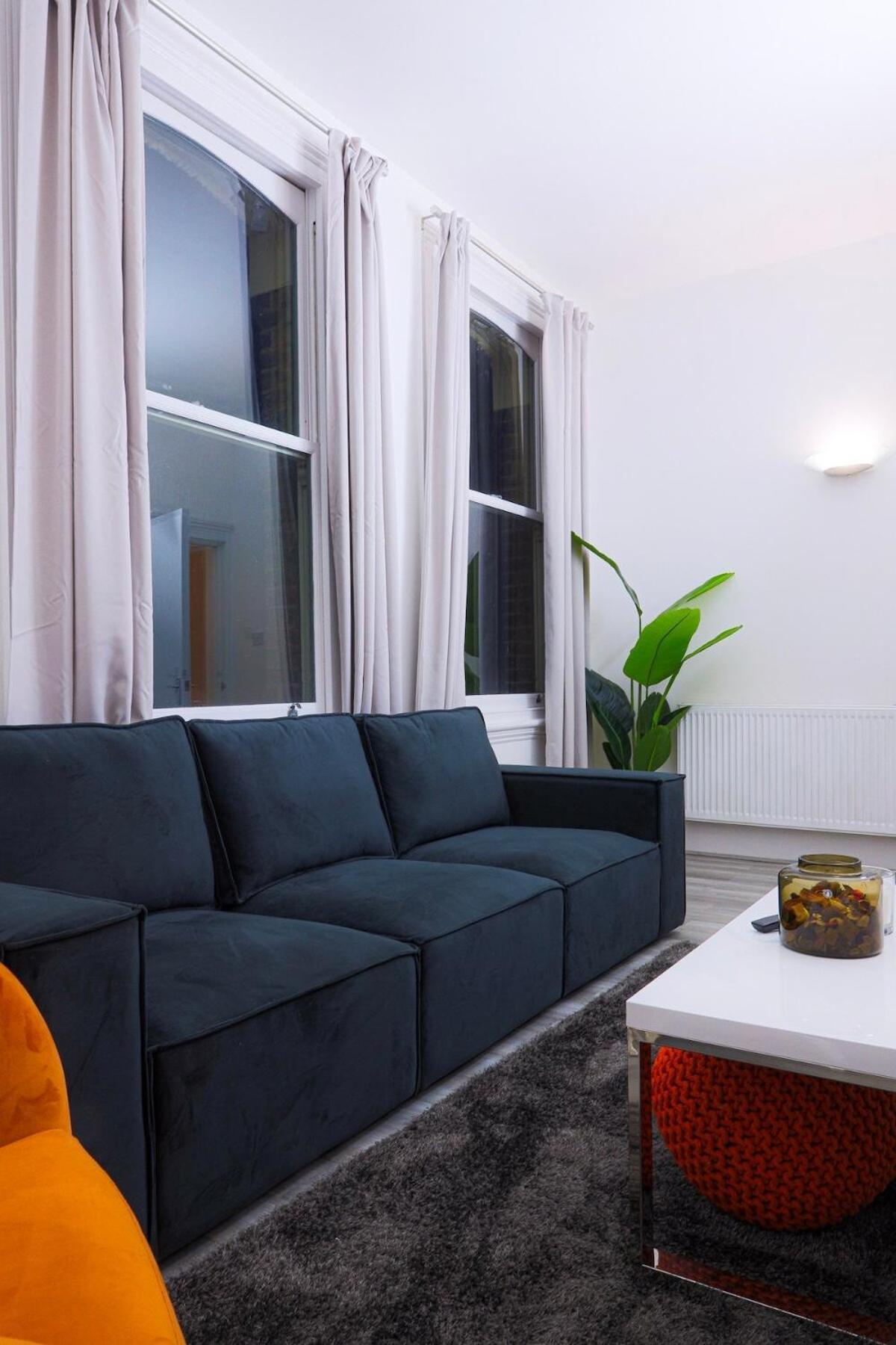 3 Bed, 2 Bath With Terrace & Local Entertainment Apartment *