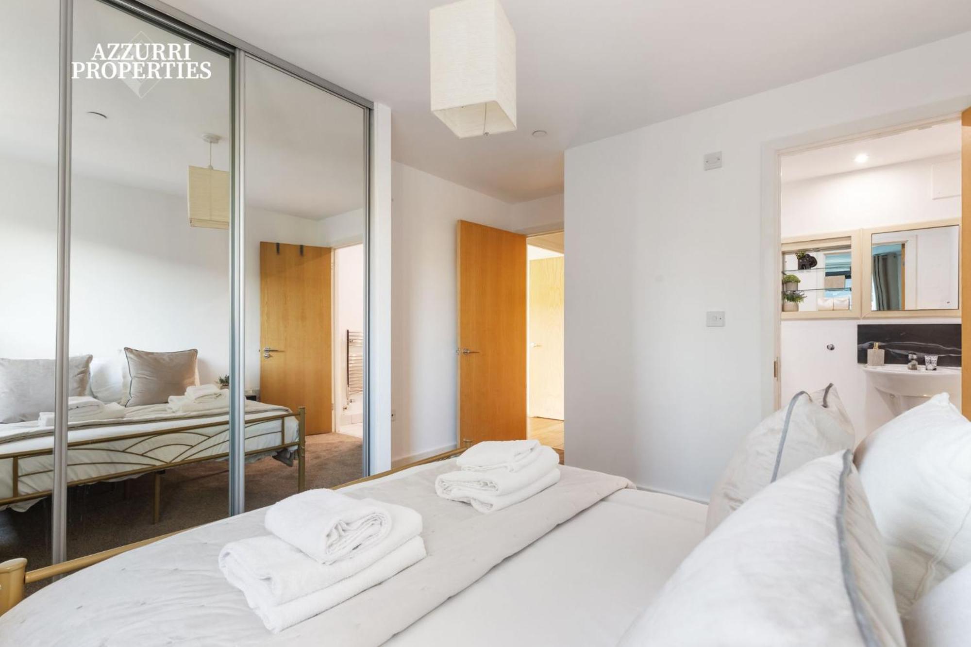 2 Bed Only Five Minutes Walk From Crossharbour Leilighet London