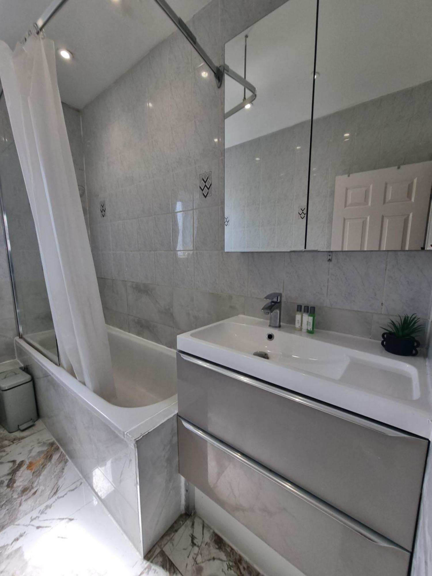 4th Flr Fantastic 3 Bedroom Flat In W2-g15 Apartment