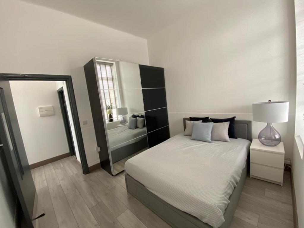 Modern 2bed Warehouse Conversion Apartment, West Apartment London