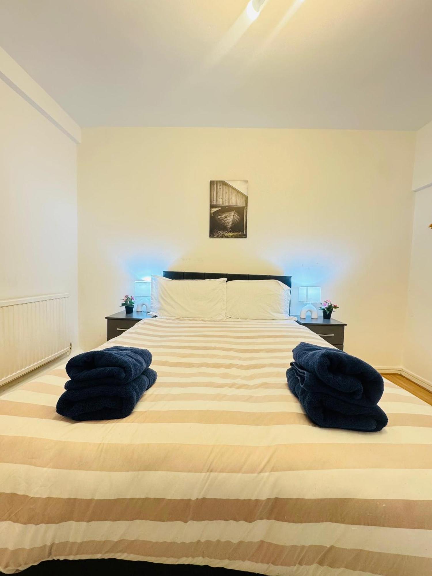 Two Bedroom In Paddington Apartment
