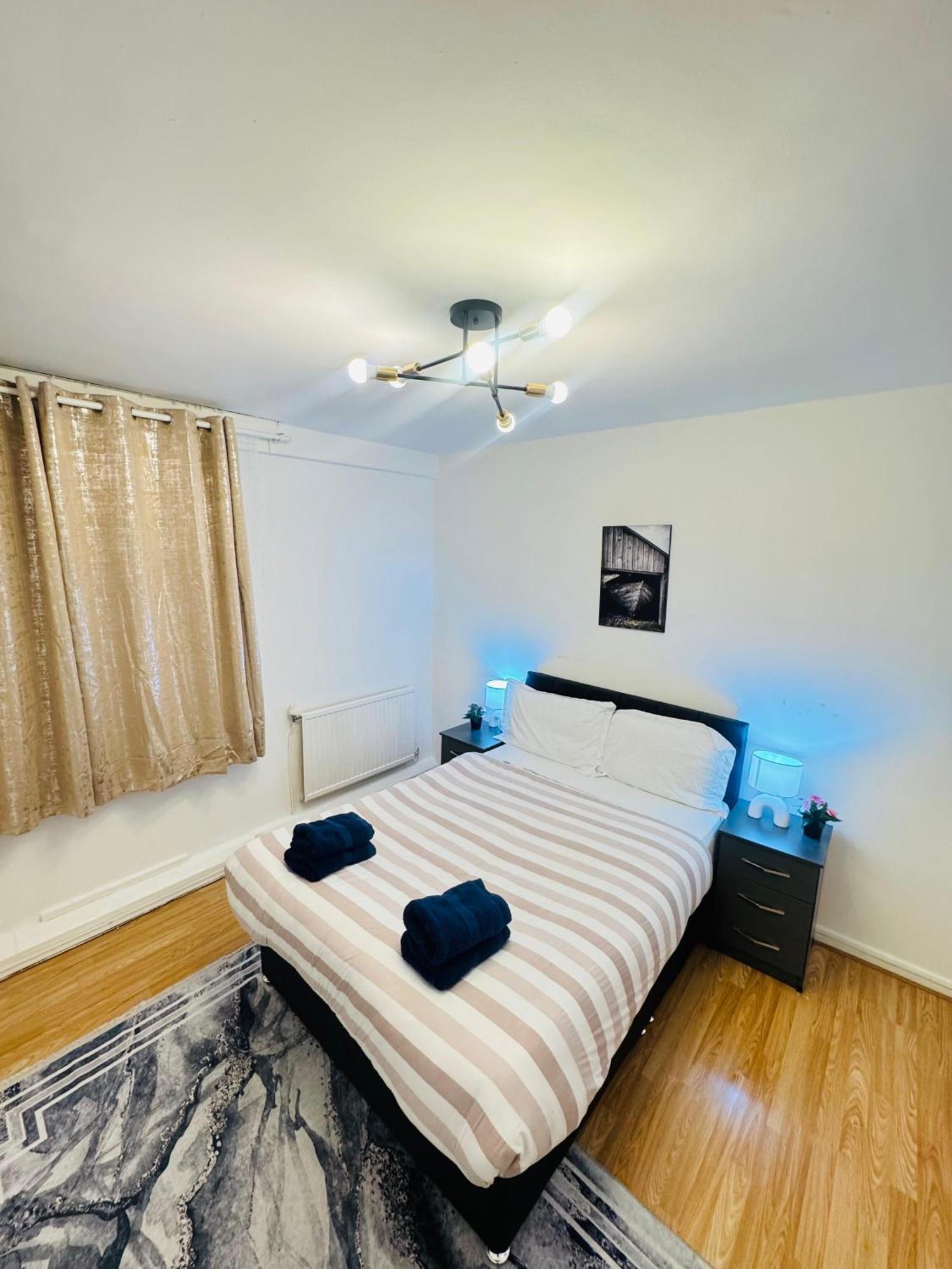 Two Bedroom In Paddington Apartment