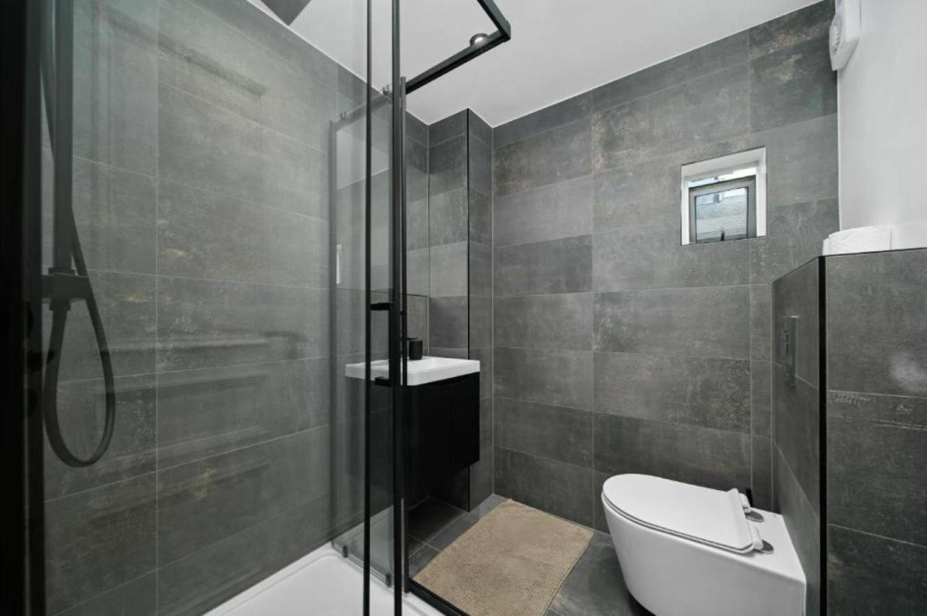 The Turrets, Willesden Apartment *