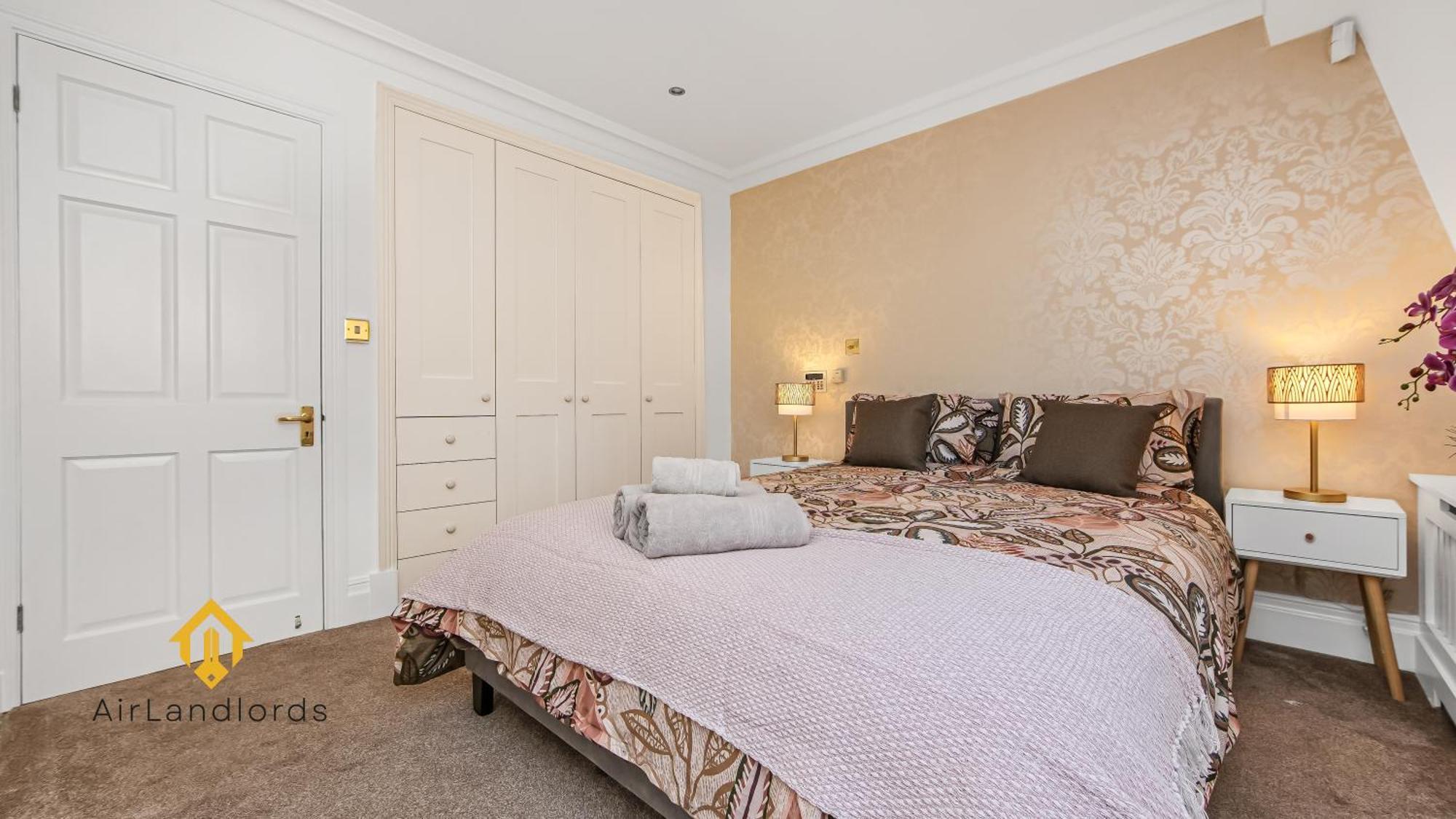 Exceptional 4 Bedroom House Paddington Station! * London