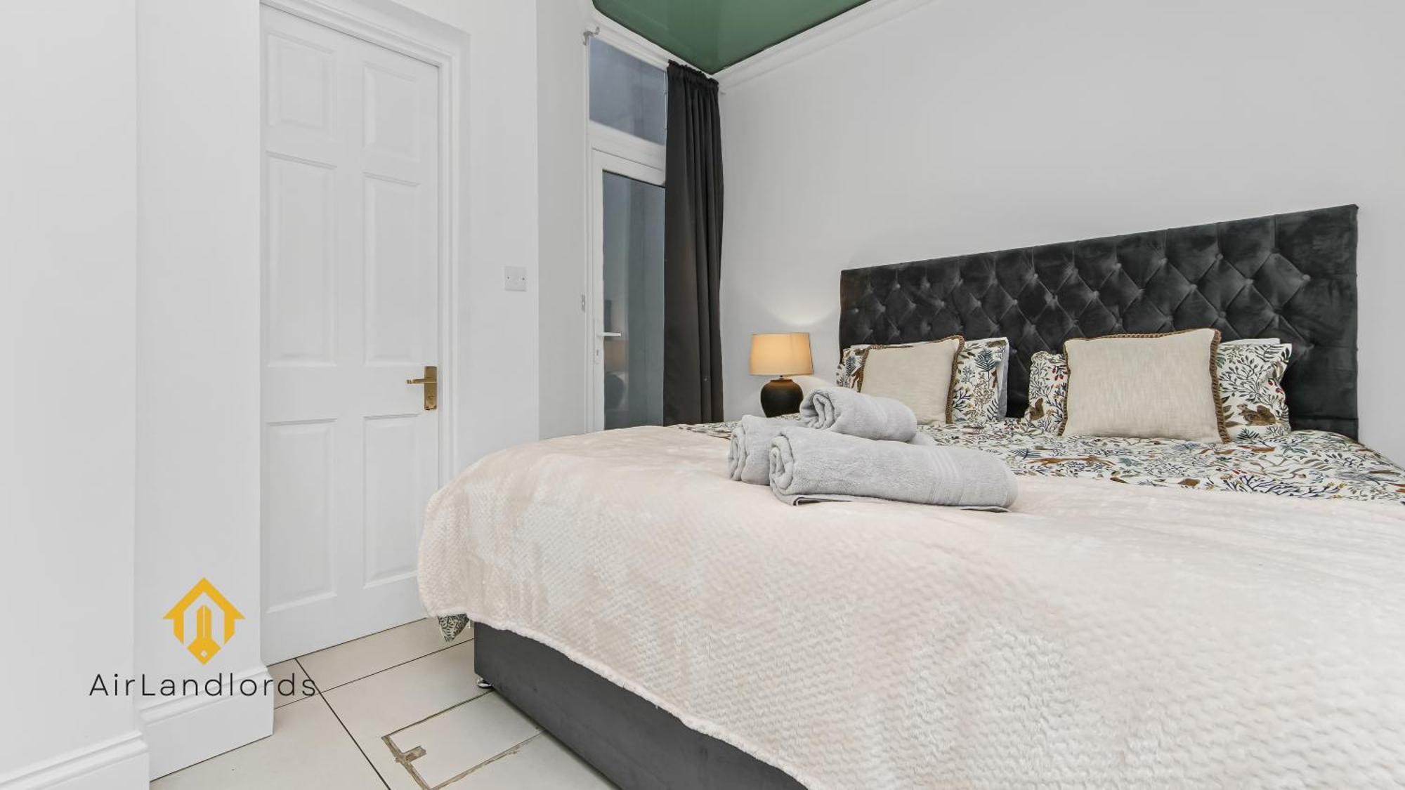 Exceptional 4 Bedroom House Paddington Station! Holiday home