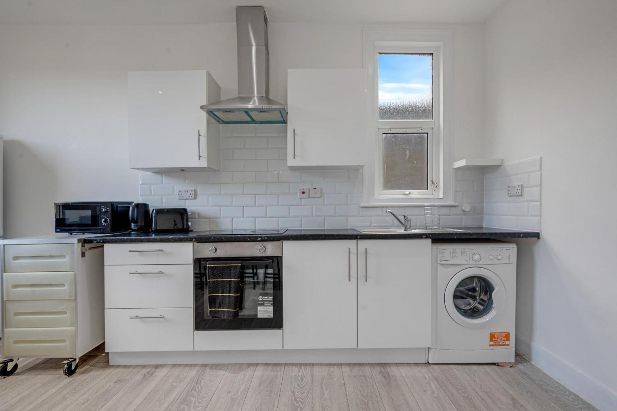 Apartment 3 Bedroom Luxury House With Parking *