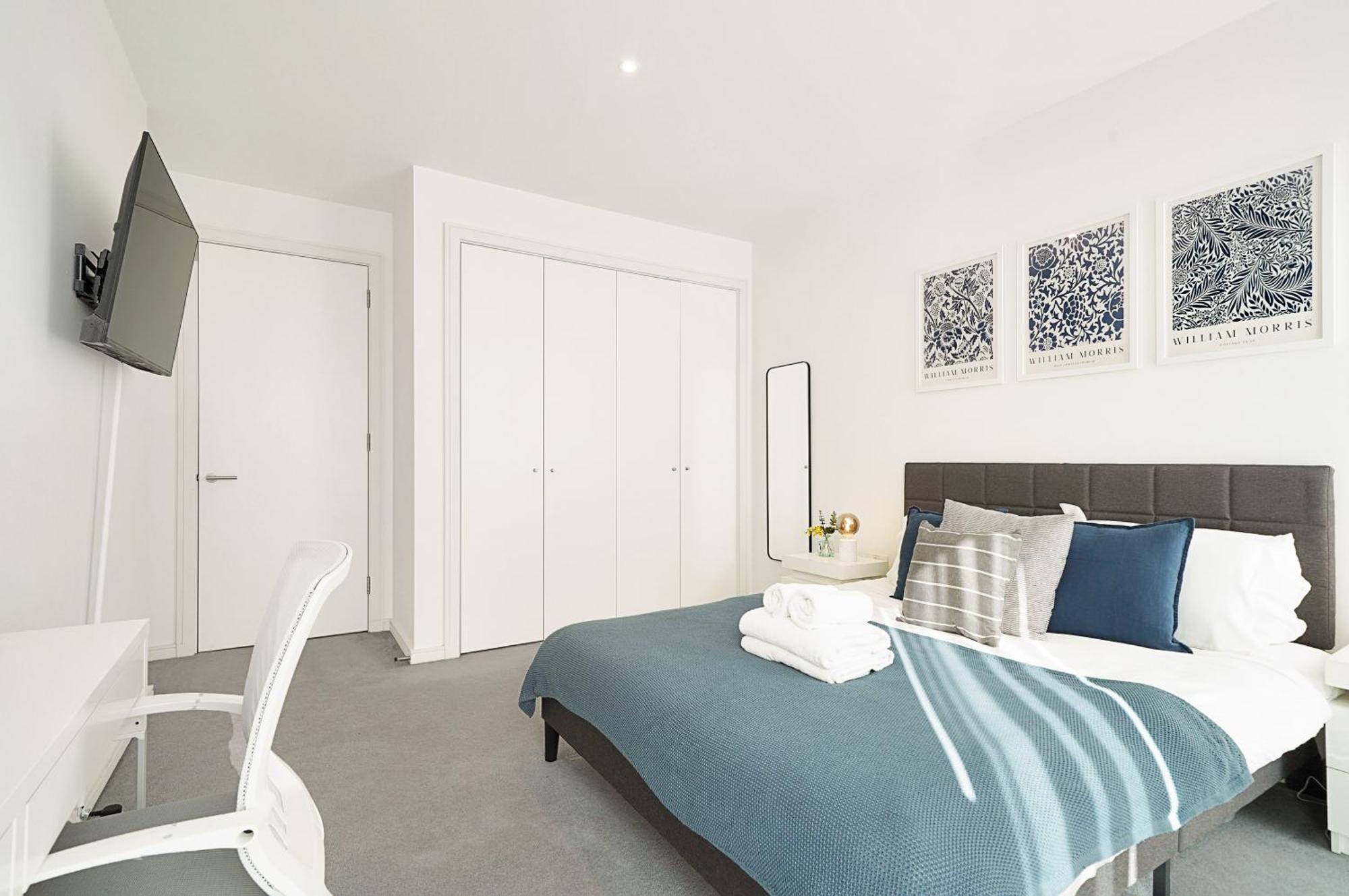 Stunning Flat With Large Balcony Overlooking River By Cto Serviced Apartment London