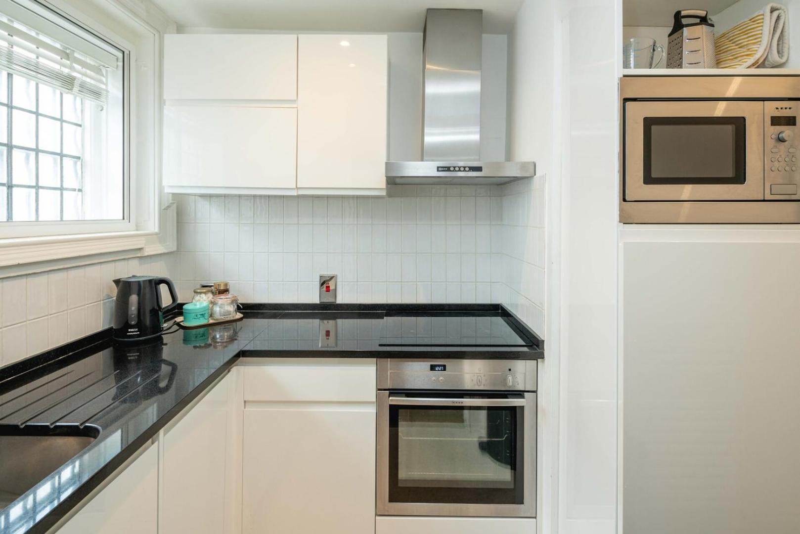 Chic 2bd Flat Opp. Earl's Court Station Apartment *