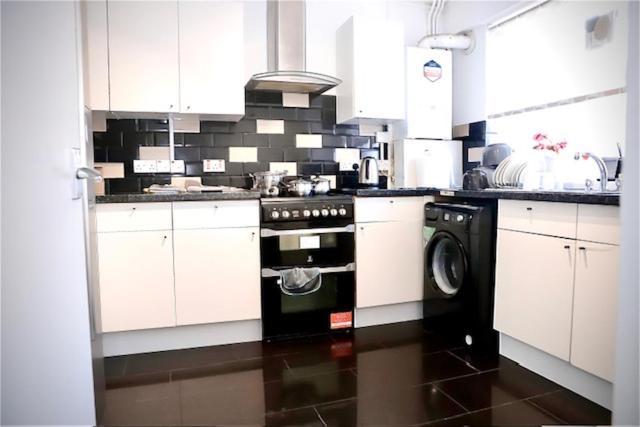 Maitland Luxury 2 Bedroom Greenwich With Good Living Space Sleeps 5 Guest- 1 Minute From Greenwich Dlr Station *