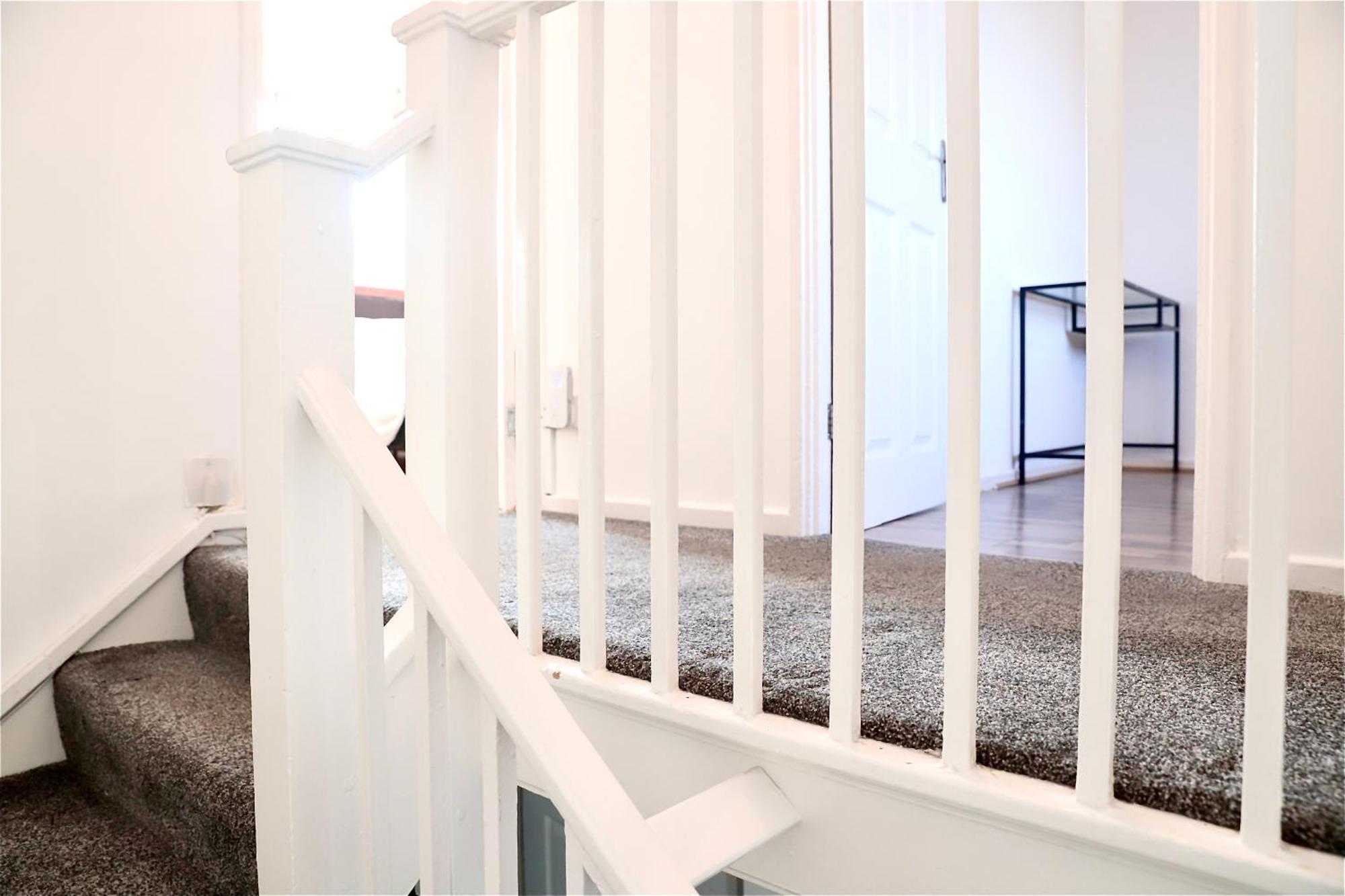 Maitland Luxury 2 Bedroom Greenwich With Good Living Space Sleeps 5 Guest- 1 Minute From Greenwich Dlr Station London