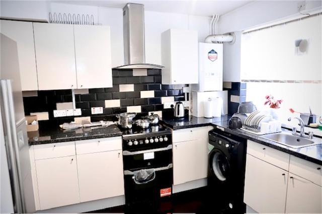 Maitland Luxury 2 Bedroom Greenwich With Good Living Space Sleeps 5 Guest- 1 Minute From Greenwich Dlr Station Apartment
