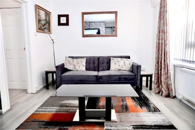 Maitland Luxury 2 Bedroom Greenwich With Good Living Space Sleeps 5 Guest- 1 Minute From Greenwich Dlr Station * London