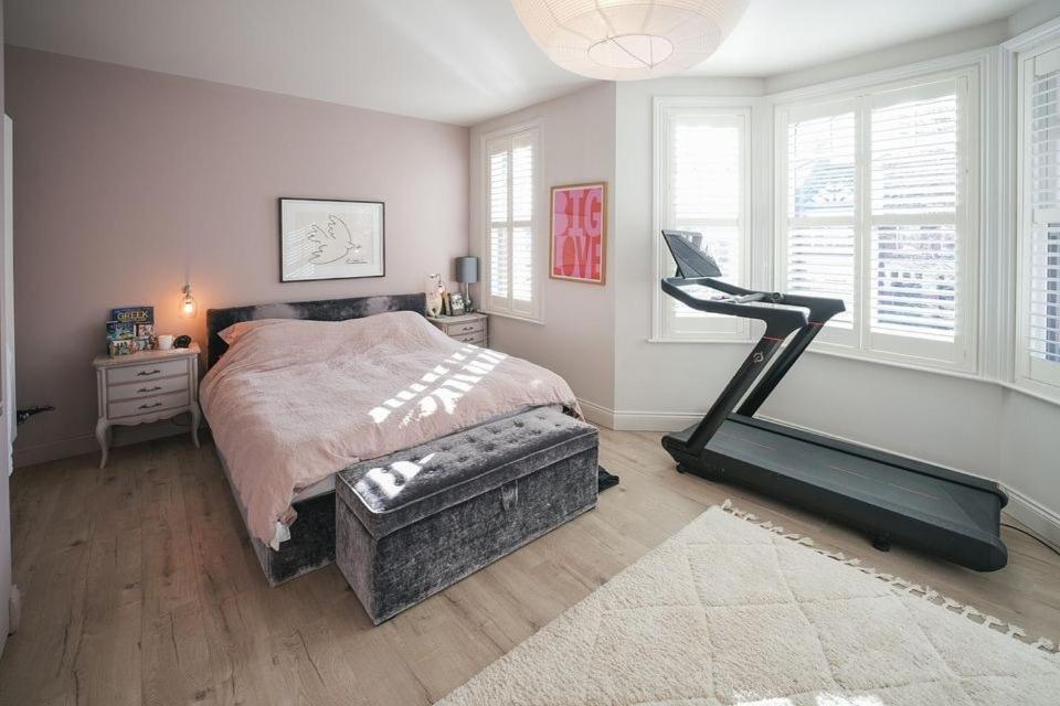 Holiday home Stunning 5-bedroom House In The Heart Of *