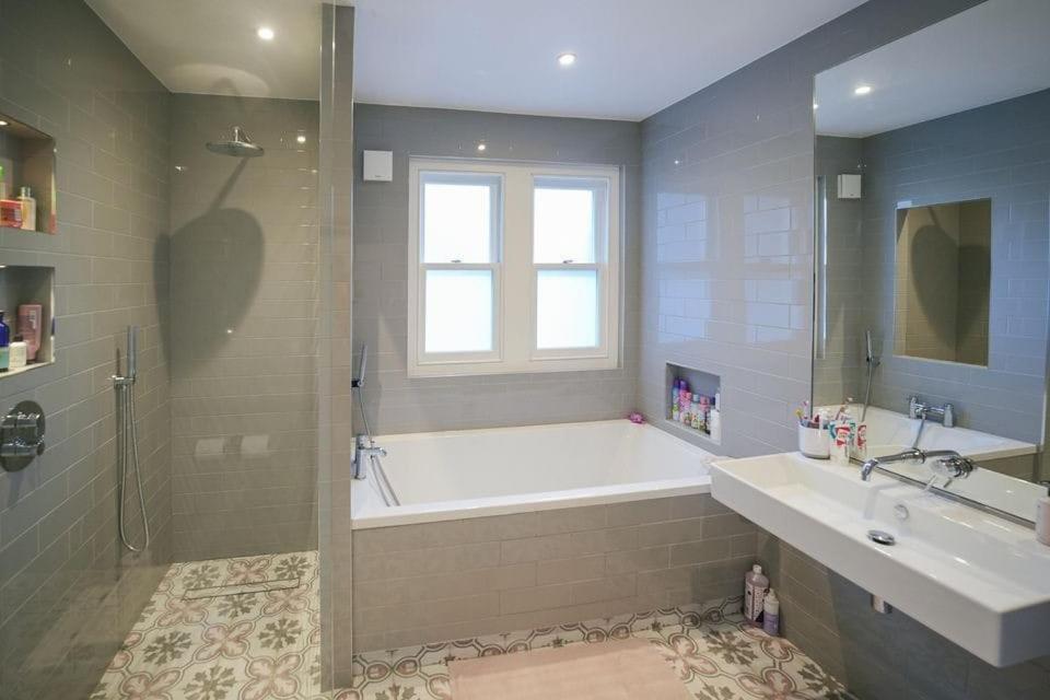 Stunning 5-bedroom House In The Heart Of Holiday home *