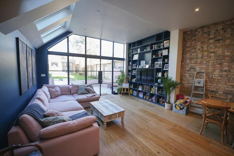 Stunning 5-bedroom House In The Heart Of Holiday home London