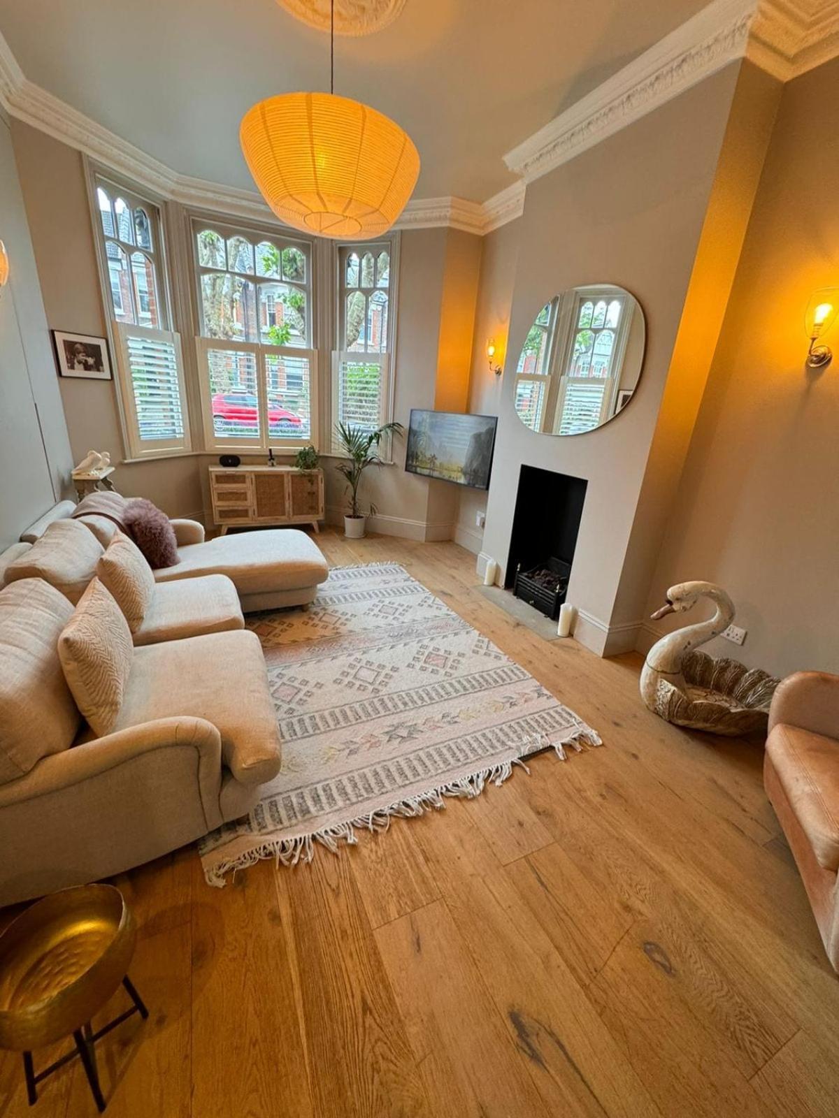 Holiday home Stunning 5-bedroom House In The Heart Of *