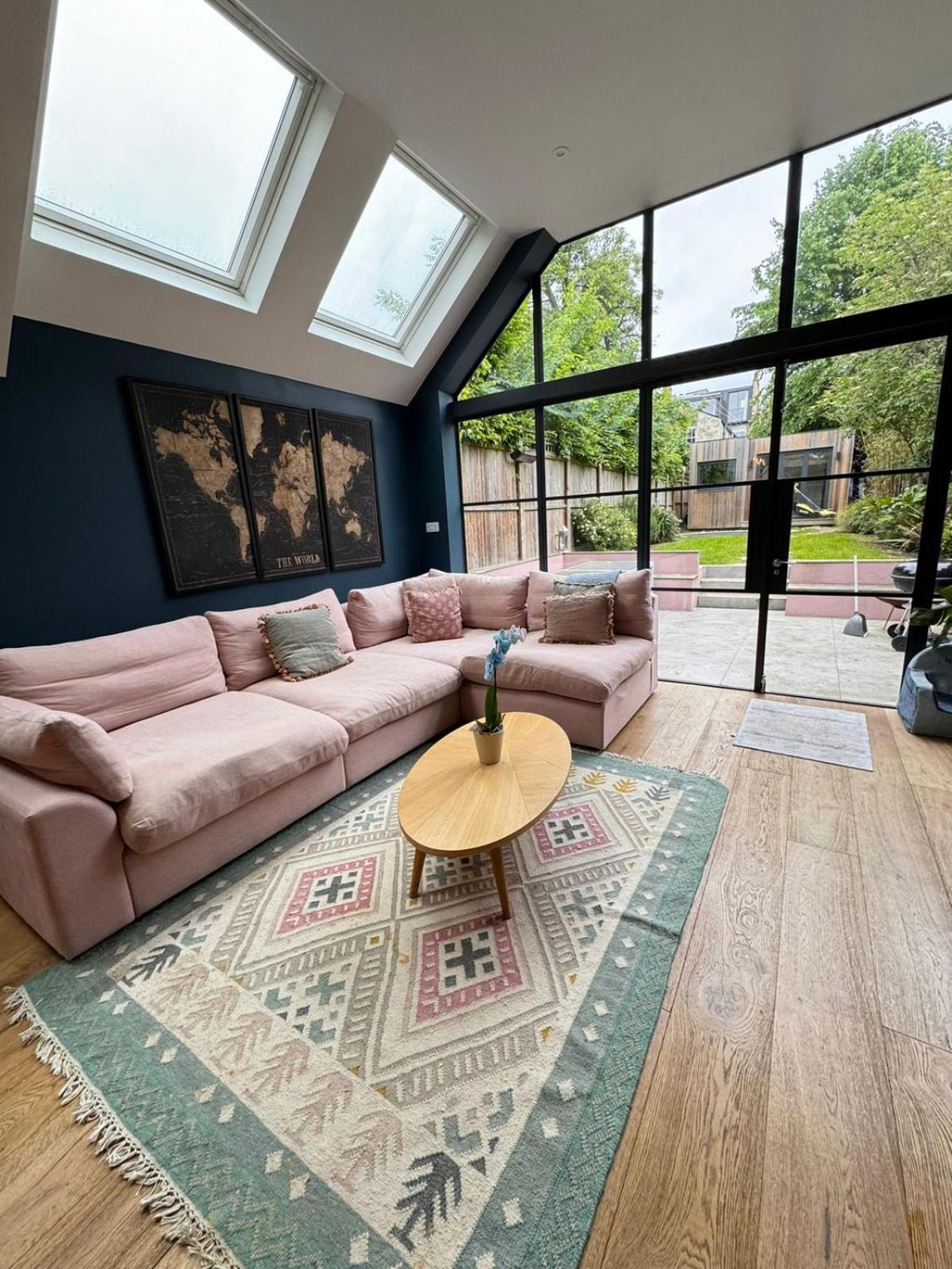 Stunning 5-bedroom House In The Heart Of Holiday home London