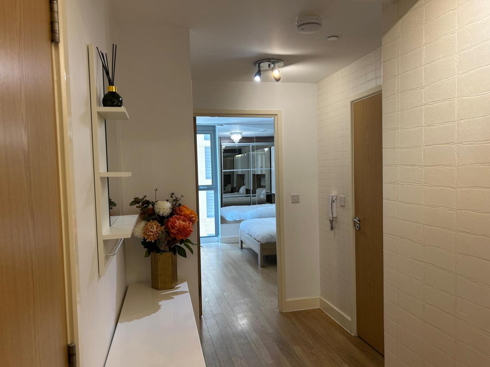 Apartment 1-Bed Apt Sleeps 4 Central To Shops & Transport