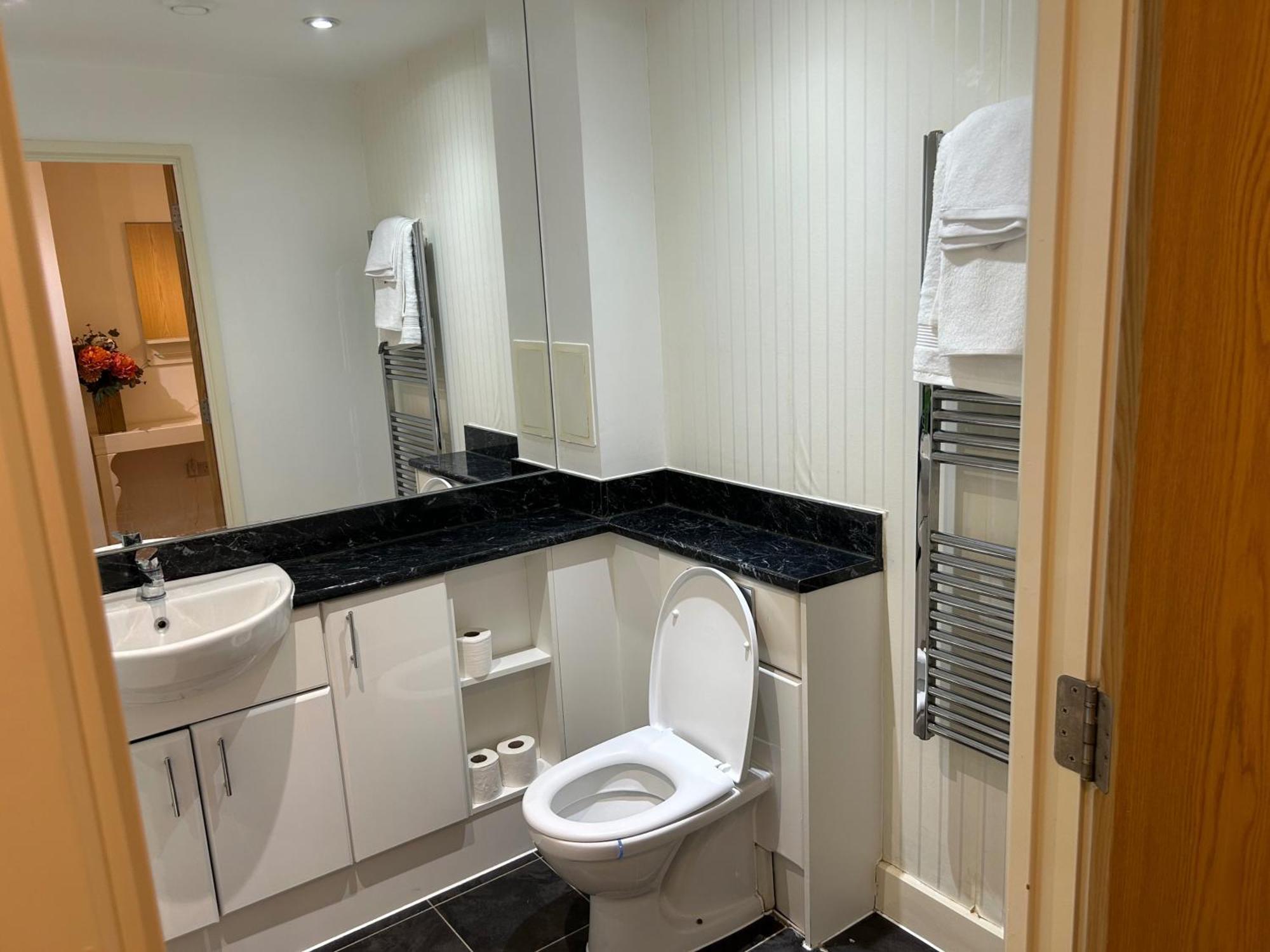 1-Bed Apt Sleeps 4 Central To Shops & Transport Apartment *