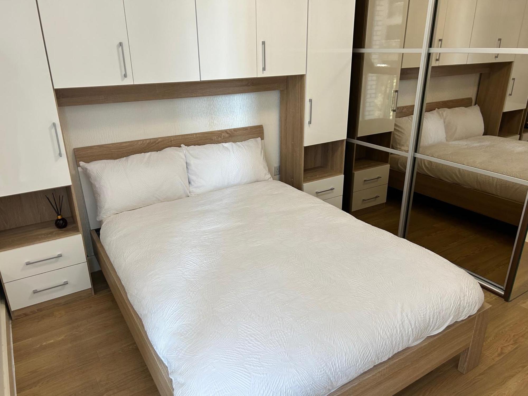 1-Bed Apt Sleeps 4 Central To Shops & Transport London