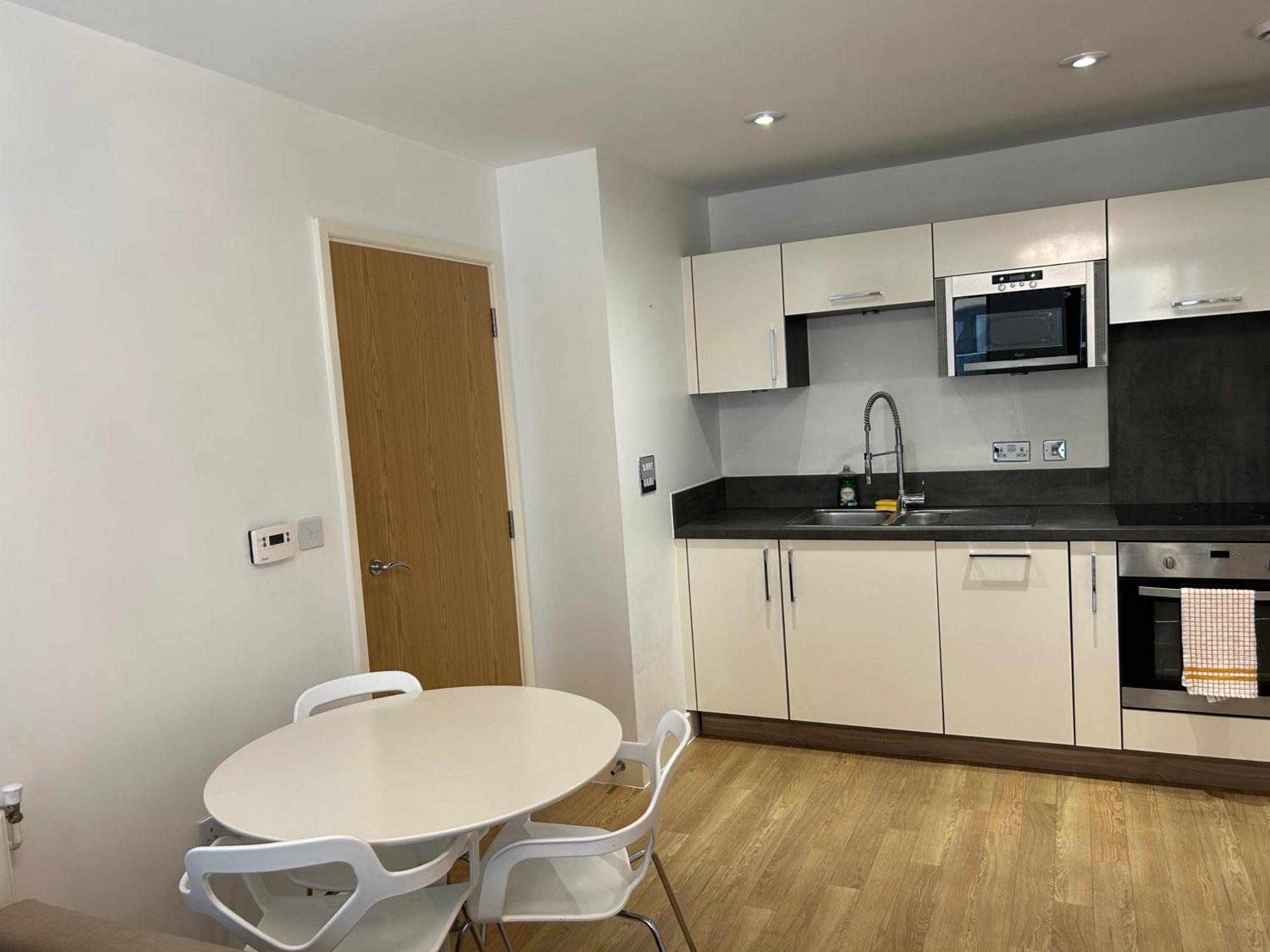 1-Bed Apt Sleeps 4 Central To Shops & Transport * London