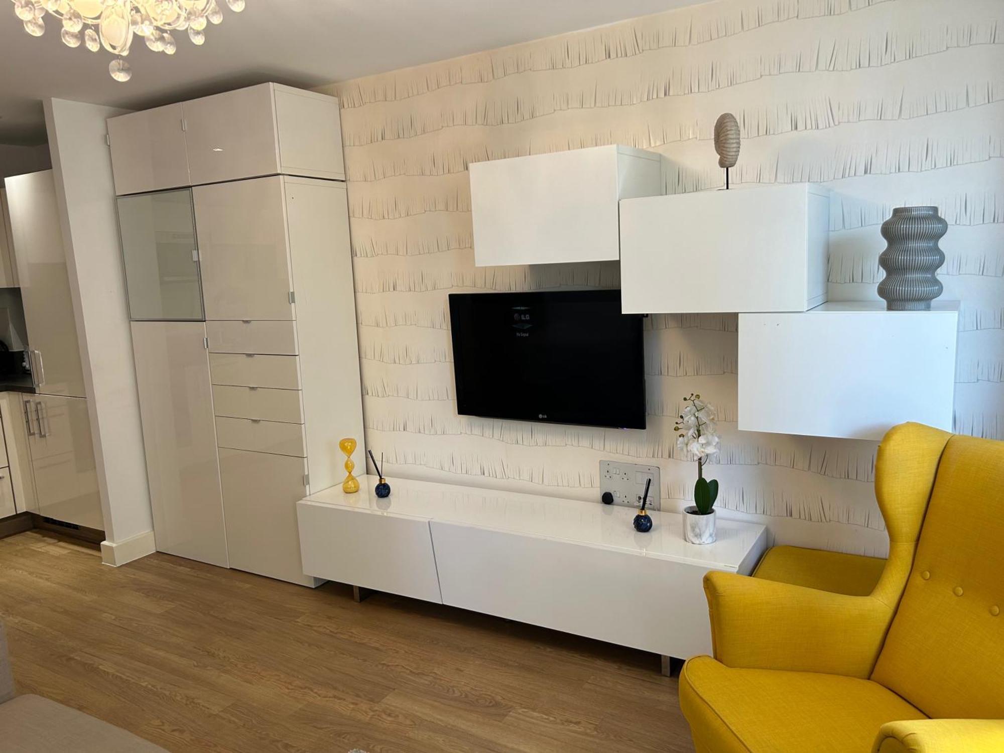 1-Bed Apt Sleeps 4 Central To Shops & Transport Apartment London
