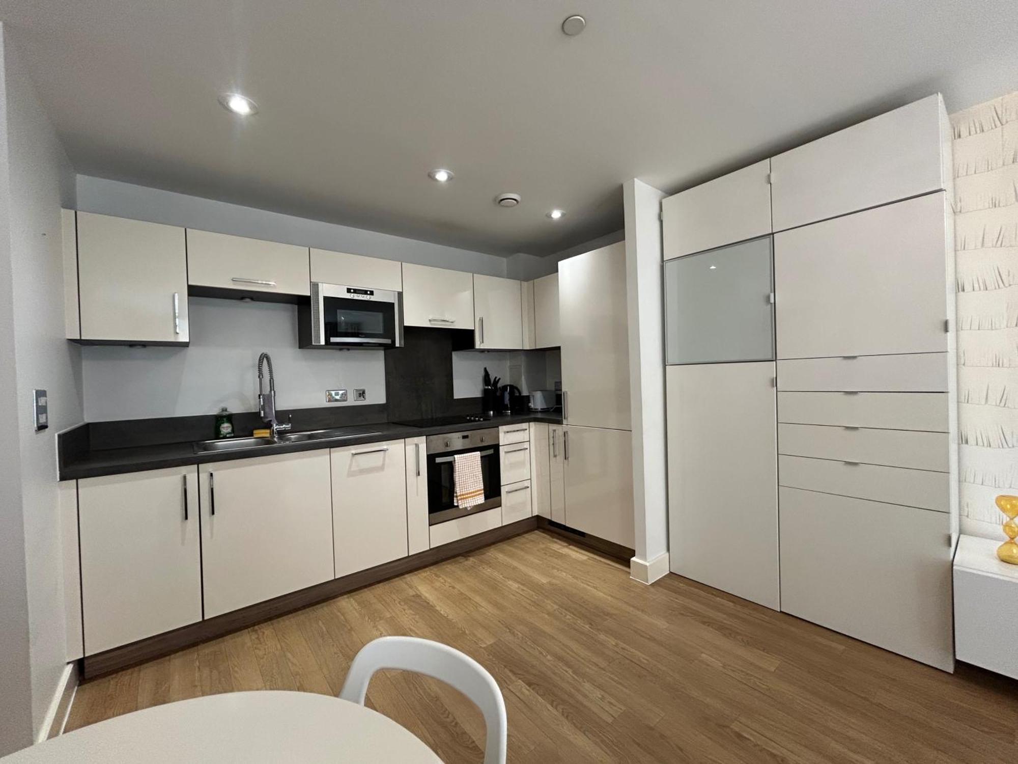 1-Bed Apt Sleeps 4 Central To Shops & Transport