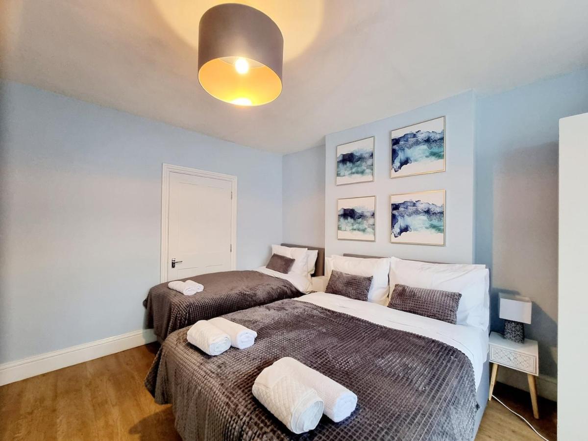 Apartamento Spacious 2 Bedroom-3 Mins Walk Tube, Hospital, Queen Mary Uni Londres
