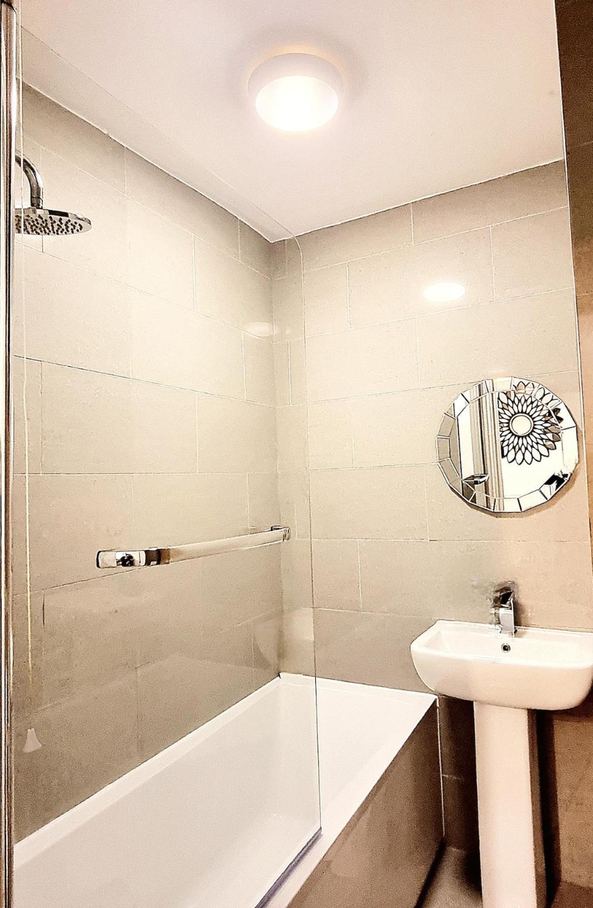 Spacious 2 Bedroom-3 Mins Walk Tube, Hospital, Queen Mary Uni Apartamento Londres
