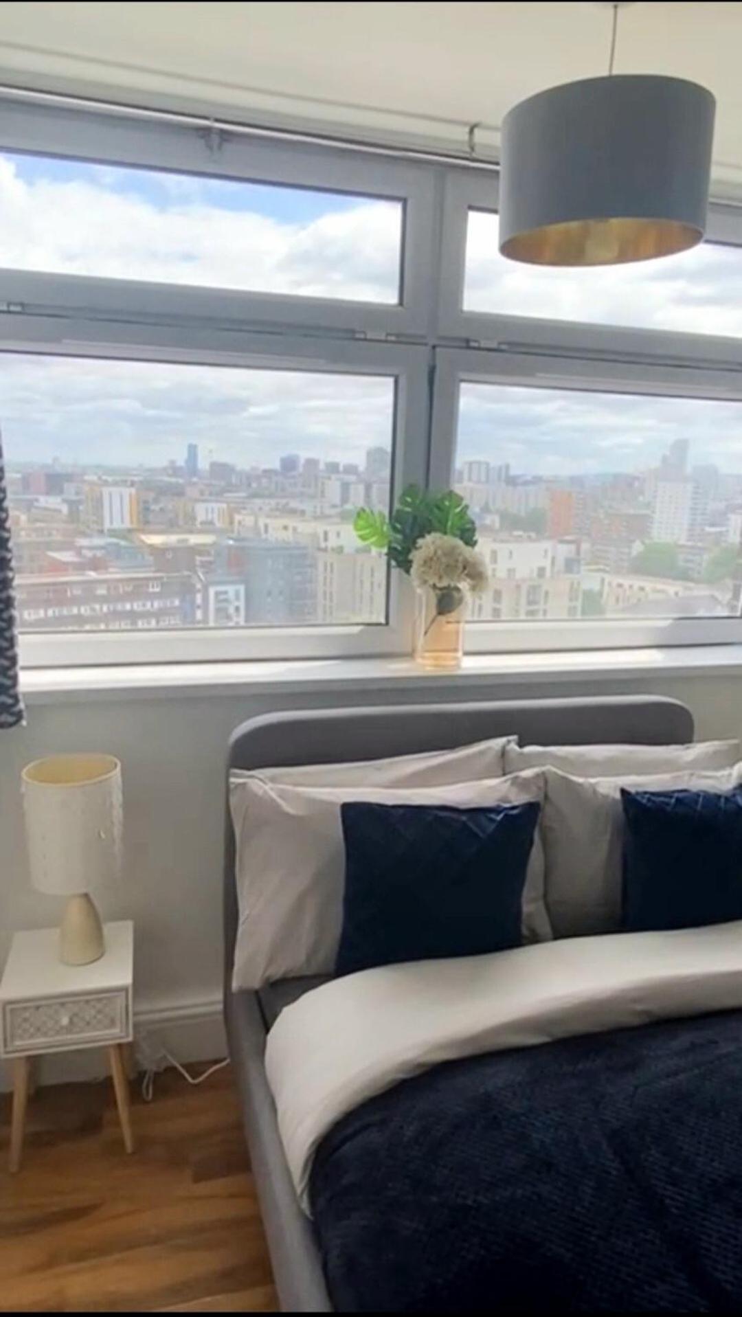 2 Bedroom - Breath Taking Views Canary Warf - Zone 2 Mile End London