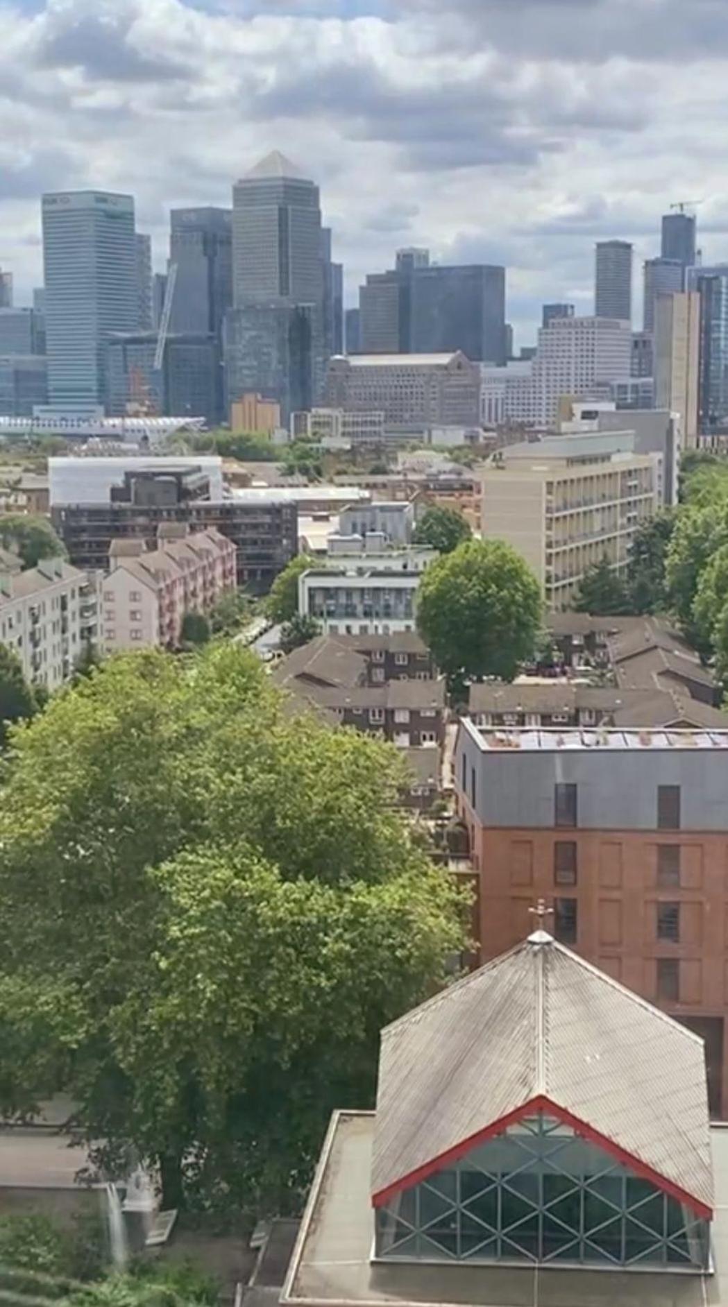 2 Bedroom - Breath Taking Views Canary Warf - Zone 2 Mile End Apartment *