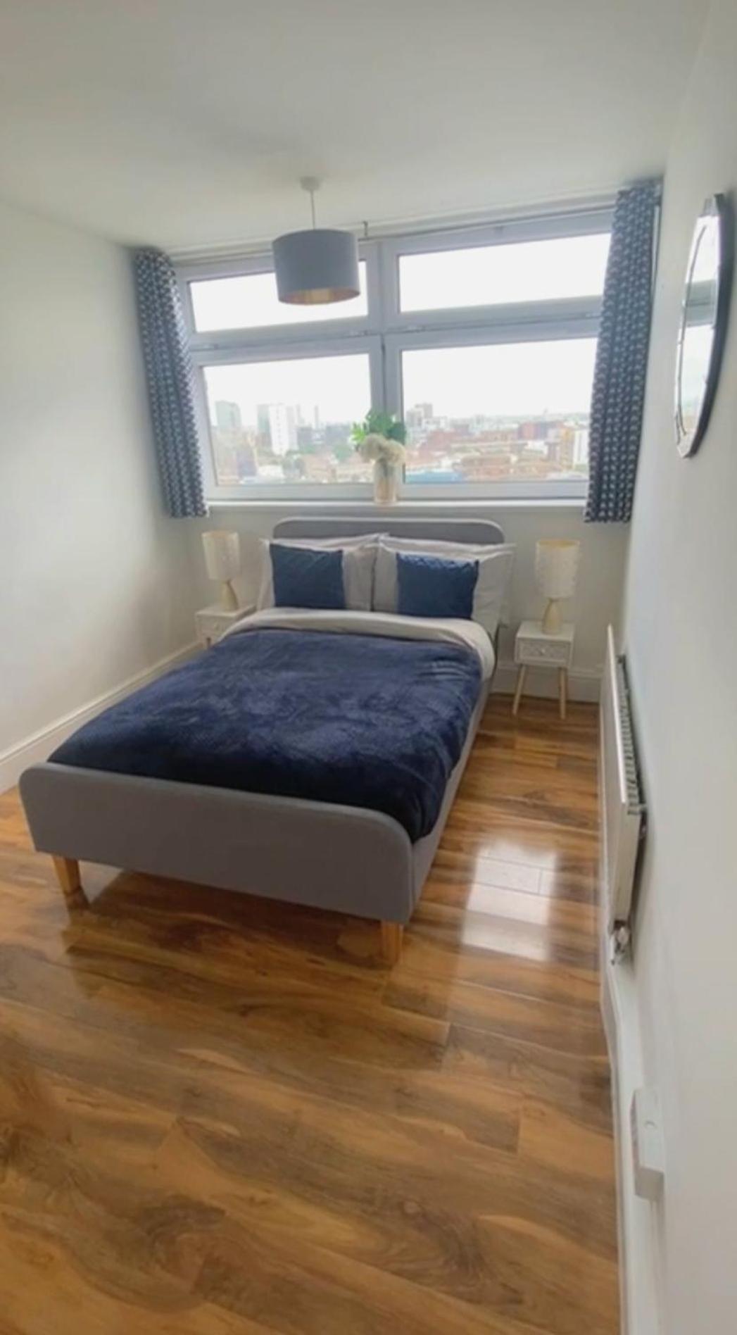 2 Bedroom - Breath Taking Views Canary Warf - Zone 2 Mile End *