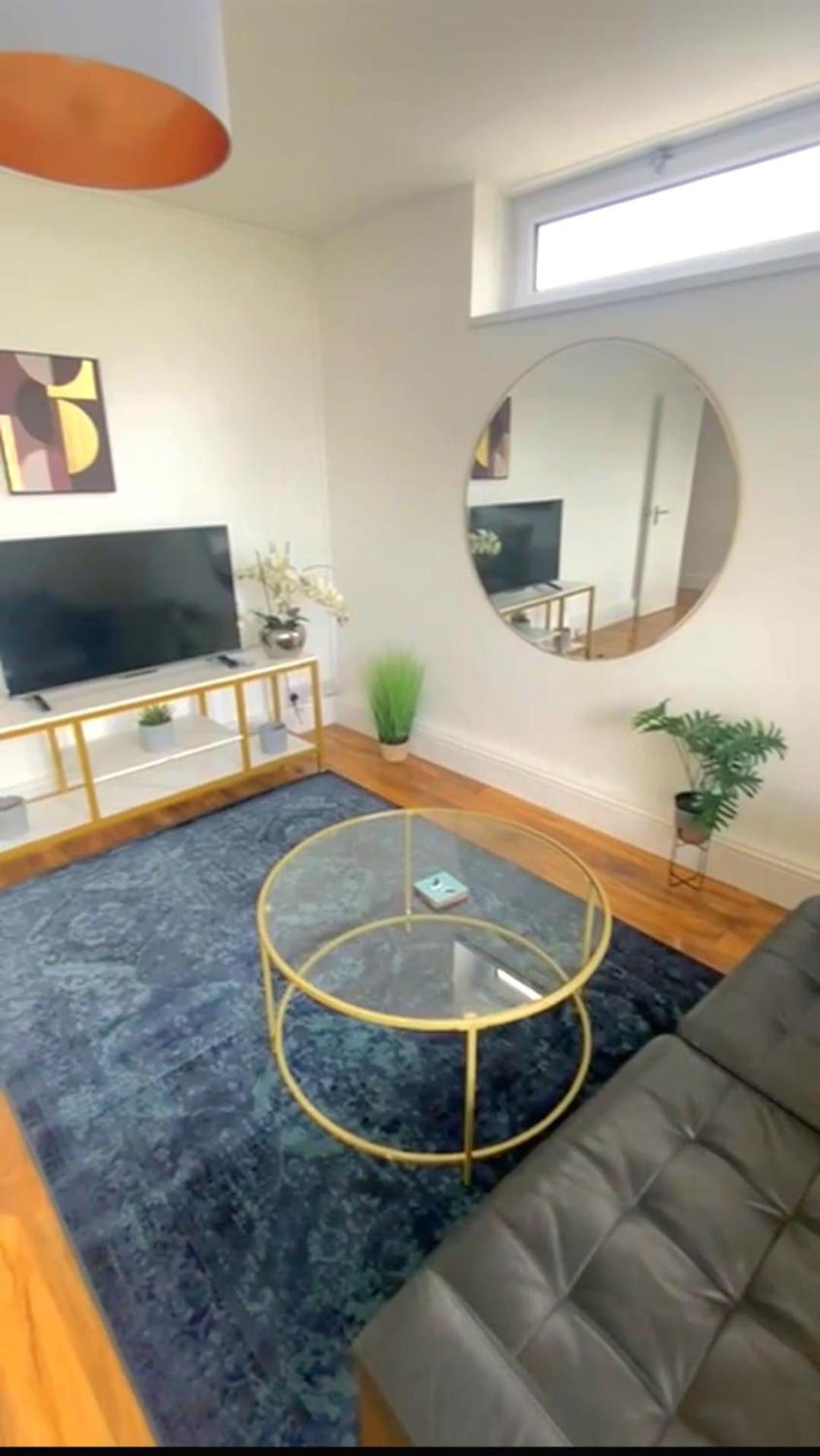 2 Bedroom - Breath Taking Views Canary Warf - Zone 2 Mile End London