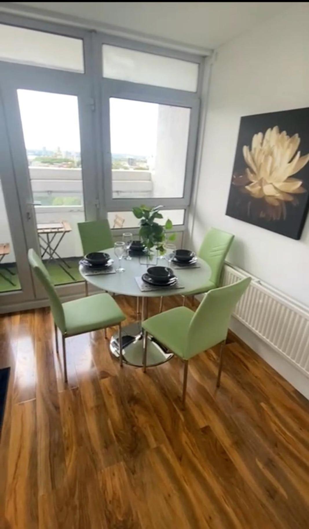2 Bedroom - Breath Taking Views Canary Warf - Zone 2 Mile End Apartment