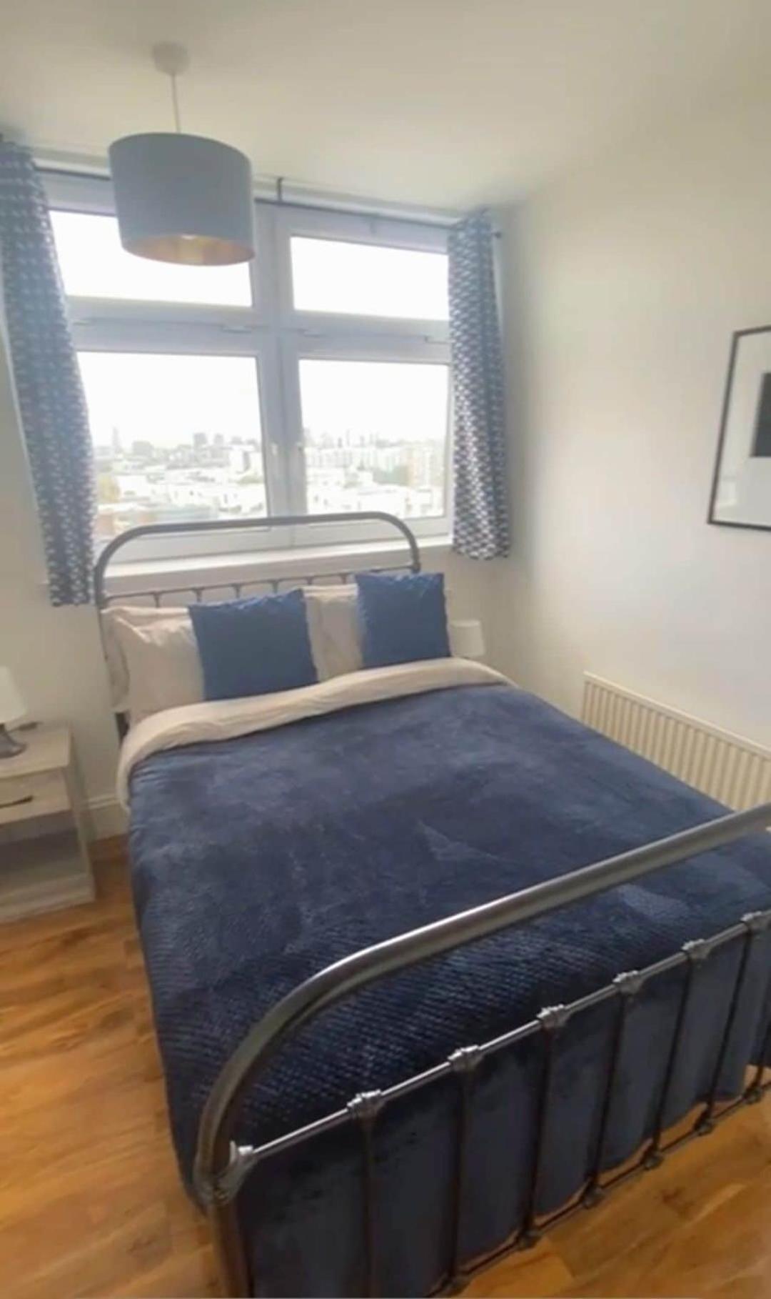 2 Bedroom - Breath Taking Views Canary Warf - Zone 2 Mile End Apartment *