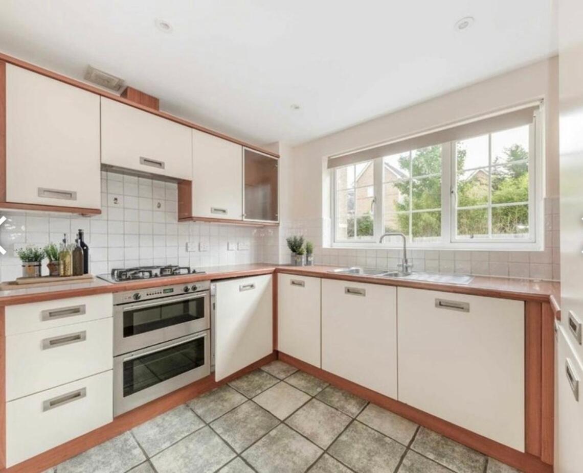 2-bedroom Flat, South Wimbledon Apartment London