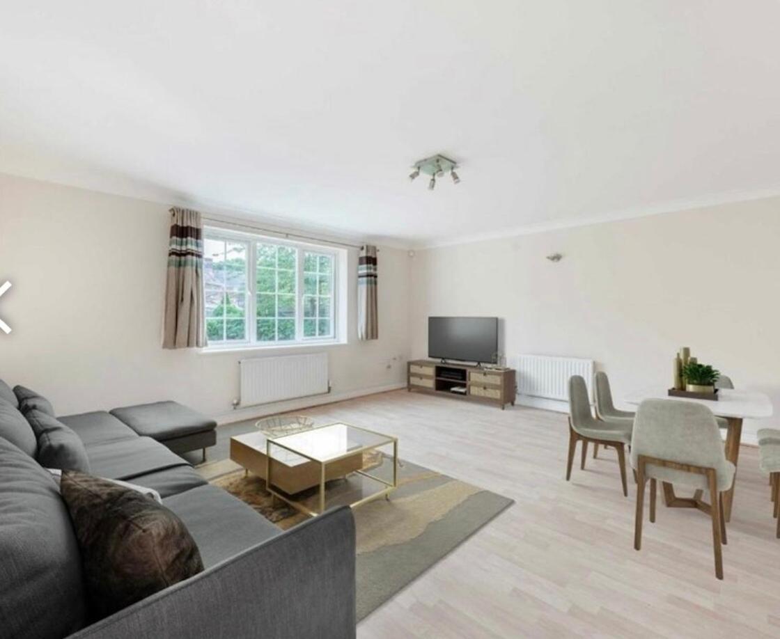 2-bedroom Flat, South Wimbledon Apartment *