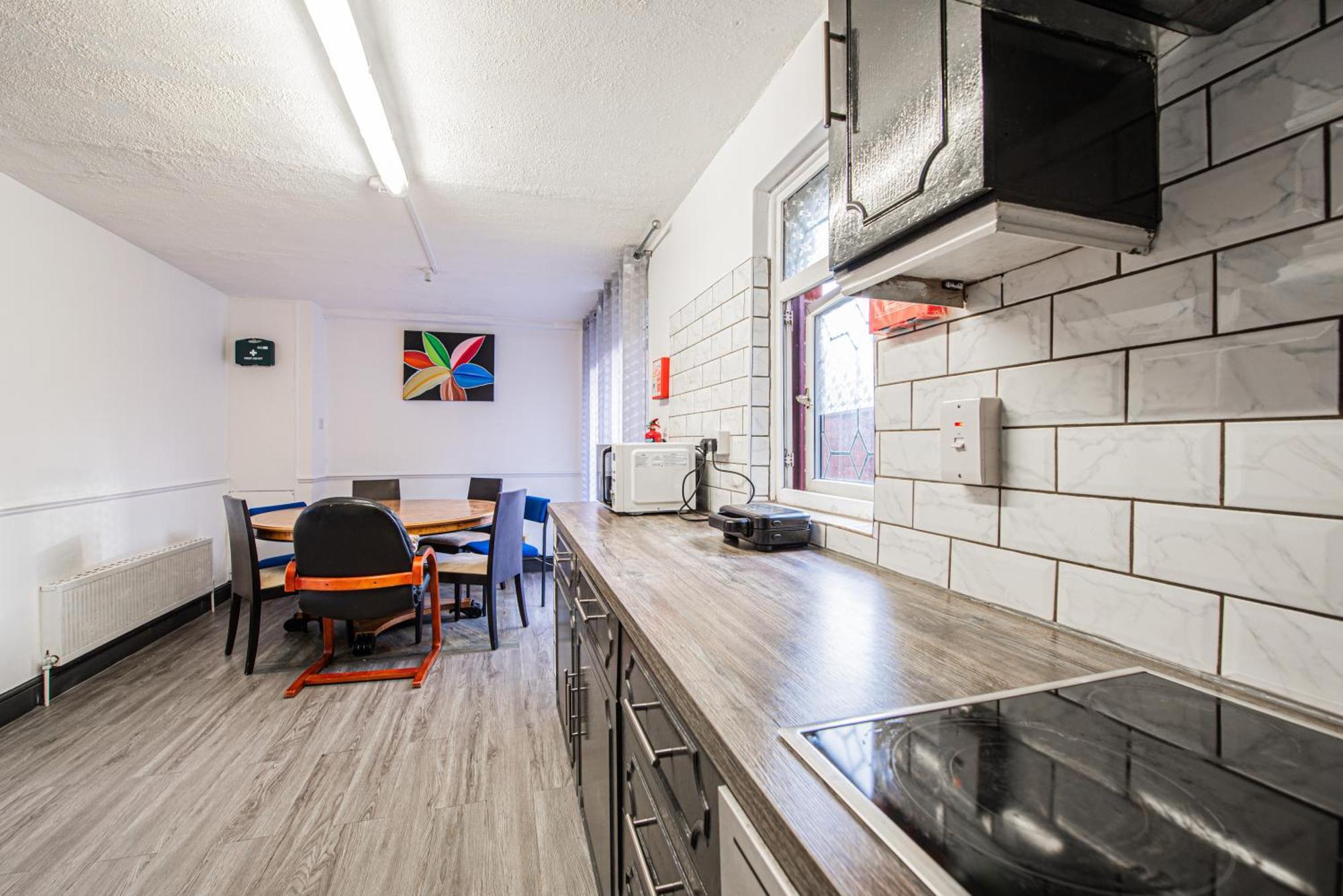 Leilighet Spacious 4-bed With Garden & Free Parking London
