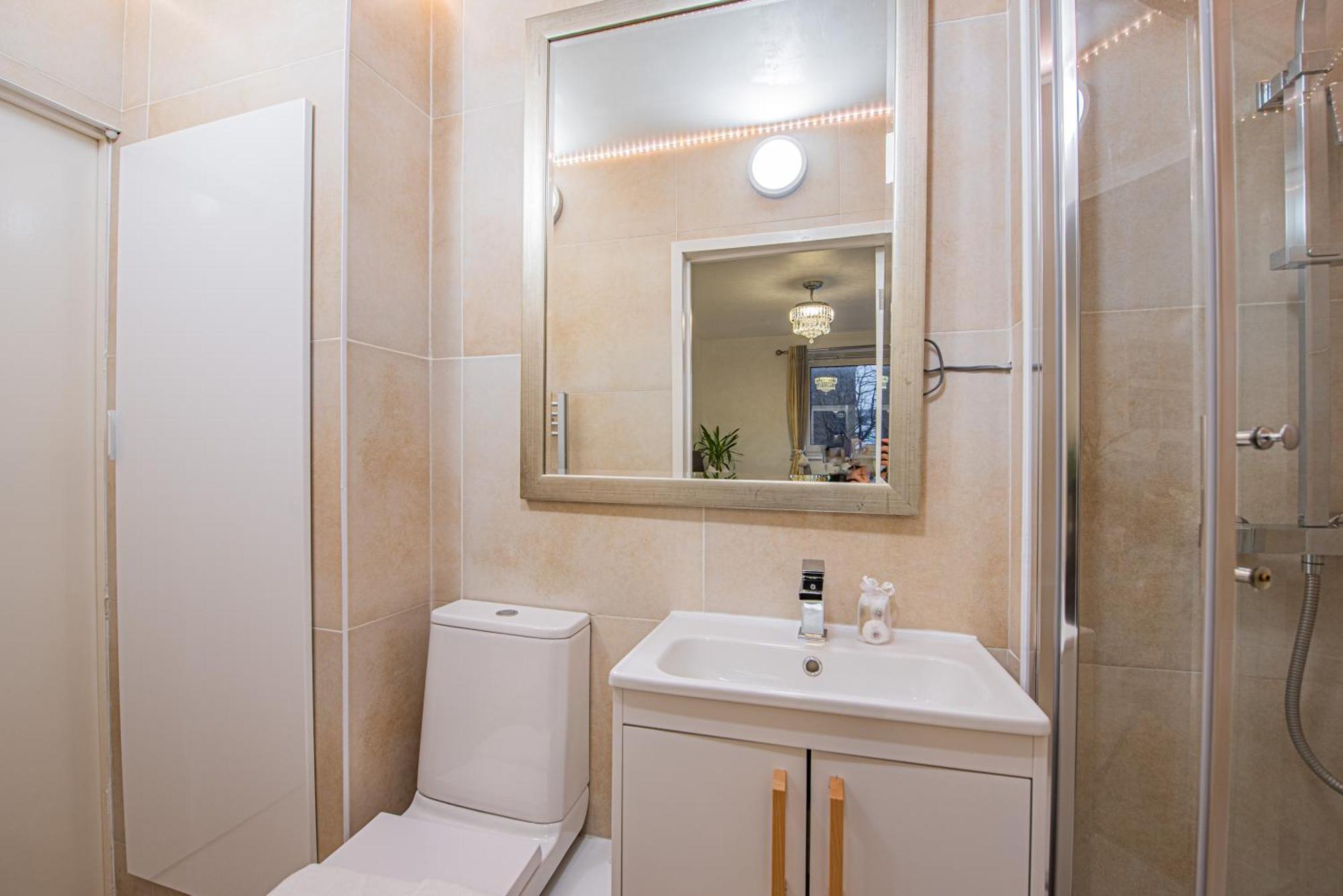 Lovely 3 Bed House With Garden Apartment