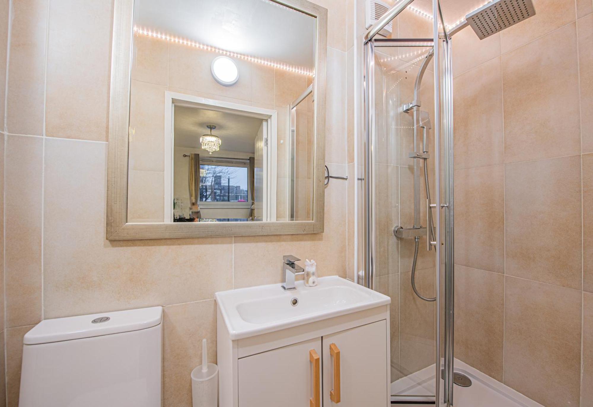Lovely 3 Bed House With Garden London