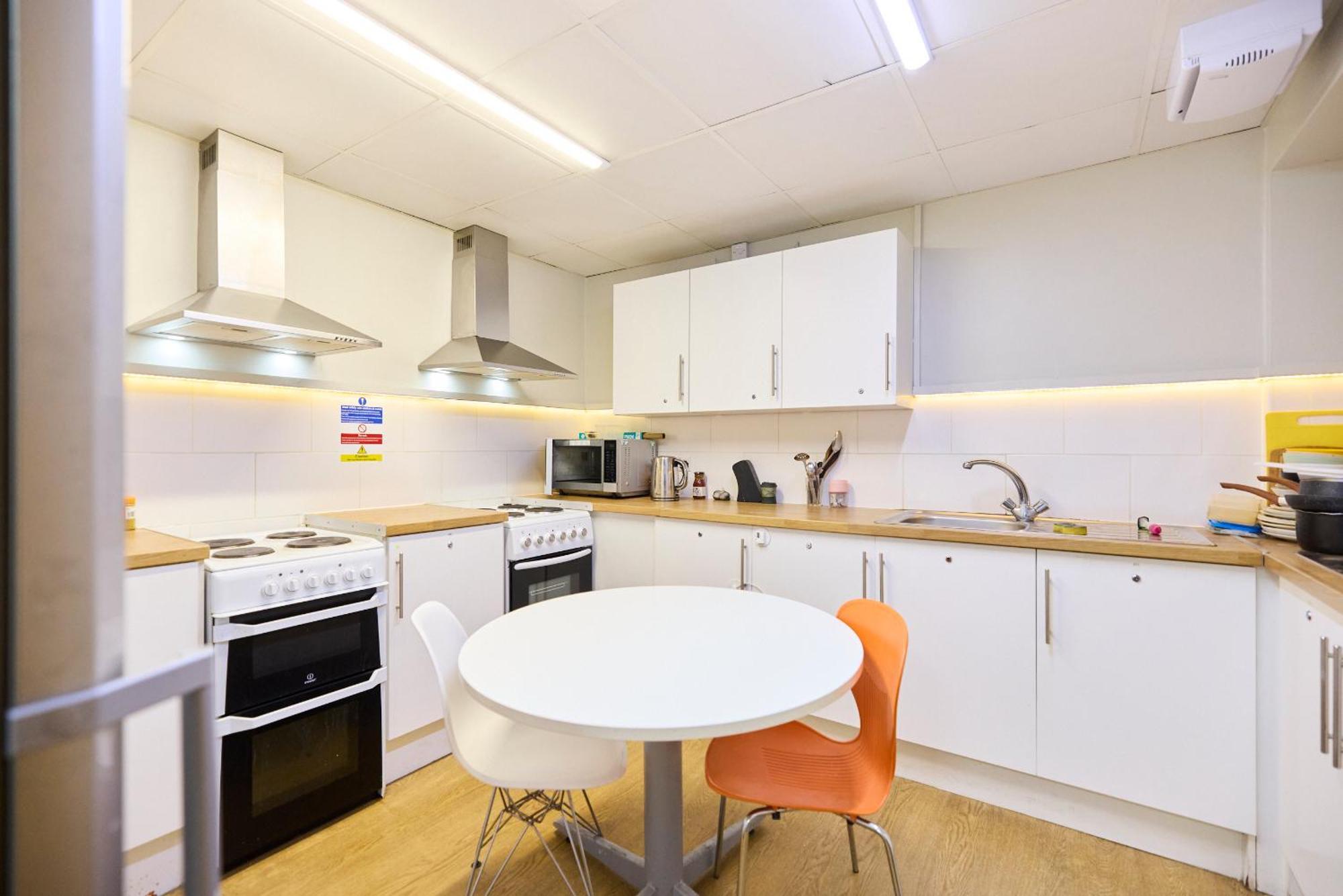 Hostel Louise House *