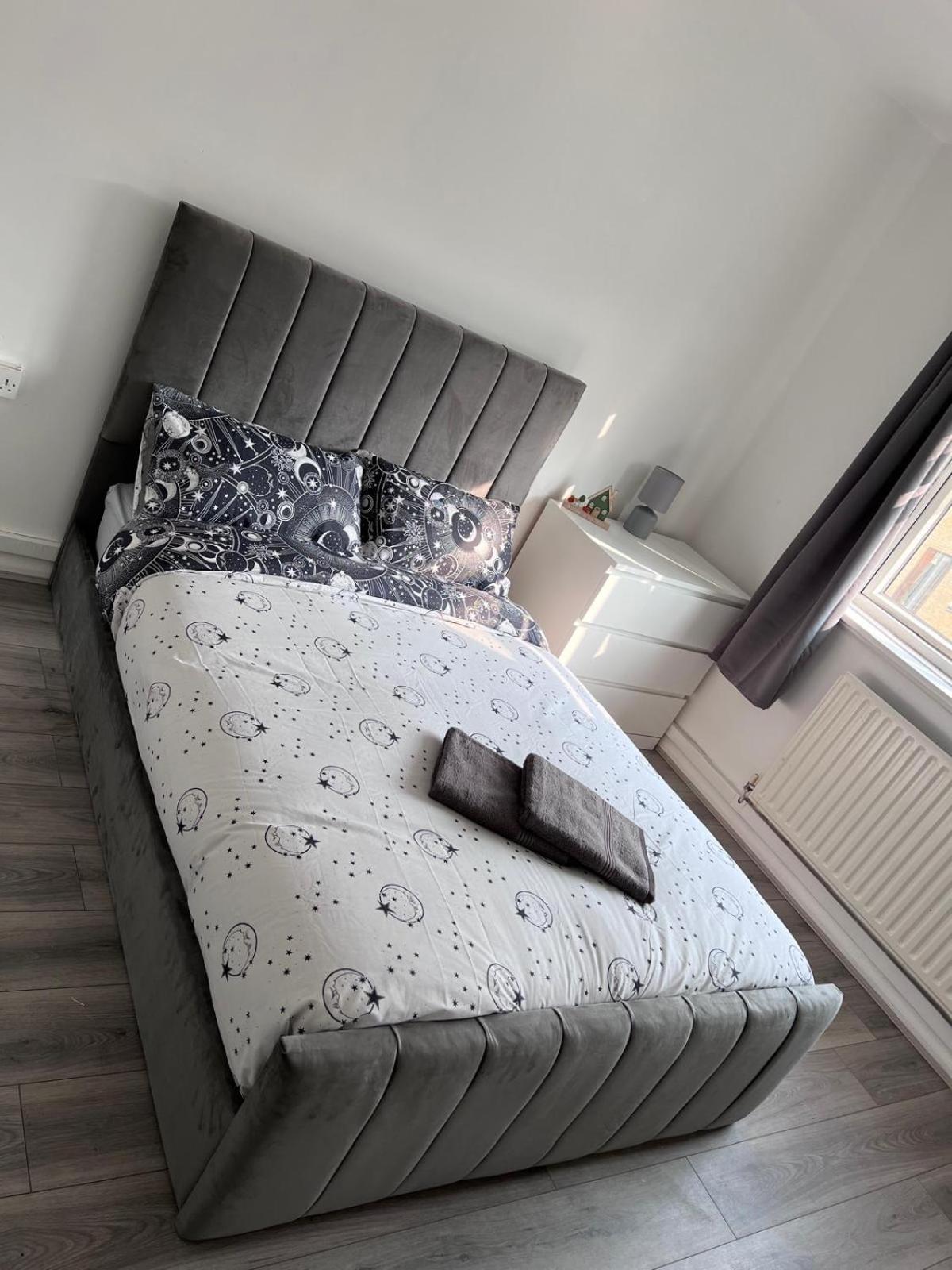 Modern In A 4 Bedroom Flat In London, Shared Bathroom! * Londen
